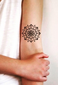 手臂小小的黑白美丽设计花朵纹身图案