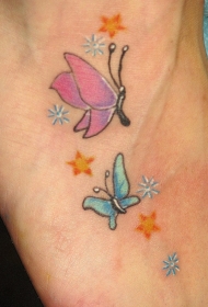 蓝色和粉红色的小蝴蝶纹身图案