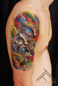 肩部彩色快乐和悲伤的面具纹身图案