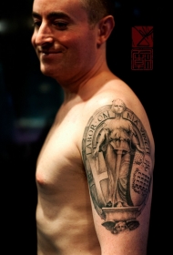 肩部好看的黑白女性雕像字母纹身图案