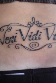 腰部黑白字母与藤蔓纹身图案