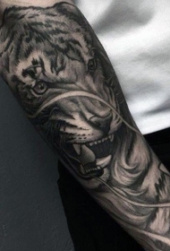 手臂写实风格黑灰咆哮的老虎纹身图案