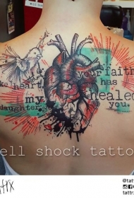 背部彩色的字母和小鸟心脏个性纹身图案