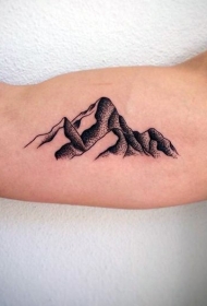大臂内侧黑色点刺山脉纹身图案