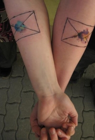 手臂简单的自制彩色信封纹身图案