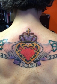 old school背部彩色手心形和字母皇冠纹身图案