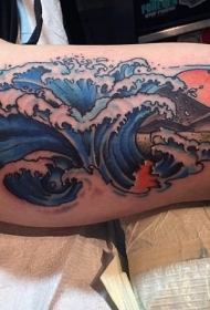 大臂漂亮的彩色巨浪纹身图案