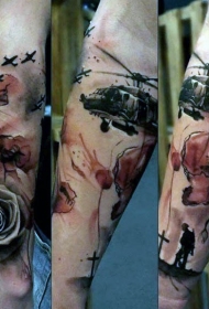 手臂戏剧风格彩绘军事与花朵纹身图案
