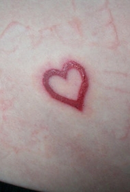 腰部小清新红色爱心纹身图片