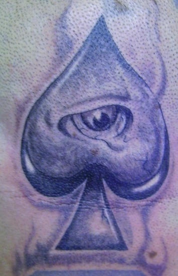 黑桃标志内眼睛纹身图案
