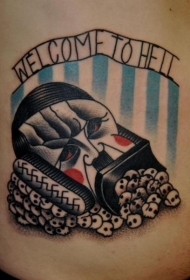 腹部老学校的风格面具字母纹身