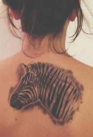 背部有吸引力的黑白斑马头纹身图案