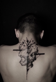 背部神秘的黑色雕刻风格半人半骷髅纹身图案