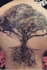 背部华丽好看的黑白大树纹身图案