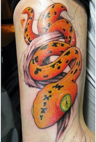 手臂彩色树上的超现实蛇纹身图案