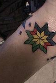 手腕彩色印度部落花纹纹身图片