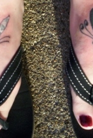 女性脚背上的美国国旗变异蜻蜓纹身