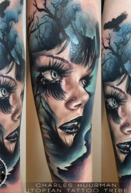 手臂新学校风格的彩色女人与乌鸦纹身