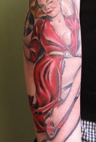 手臂彩色金发女郎纹身图案