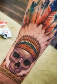 小臂彩色卡通古印度颅骨羽毛和字母纹身图案