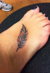 脚背性感的羽毛纹身图案