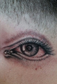 令人印象深刻的颈部逼真眼睛纹身图案