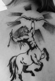 背部简单的黑色射手标志和太阳纹身图案