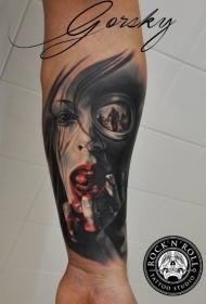 手臂新风格的彩色血腥女人纹身图案