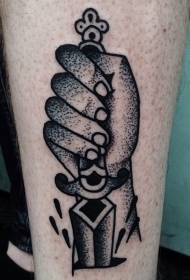 简单黑色点刺手匕首小腿纹身图案