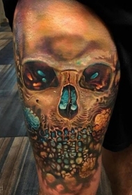 男性腿部彩色骷髅头纹身图案