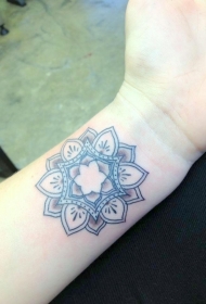 手腕美丽的黑灰色曼陀罗纹身图案