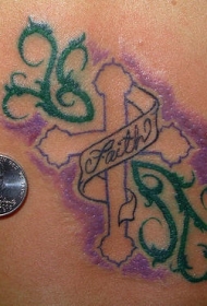 十字架和绿色藤蔓纹身图案