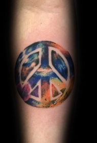 小臂彩绘图腾符号与星空纹身图案