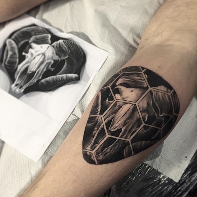 小腿雕刻风格黑色山羊头骨纹身图案