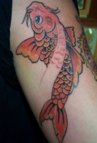 肩部彩色漂亮的金鱼纹身图案