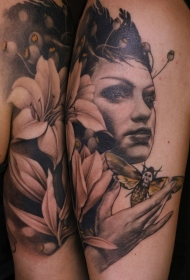 大臂彩色女性肖像与花卉和蝴蝶纹身图案