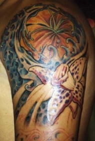 肩部彩色花朵与波浪纹身图案