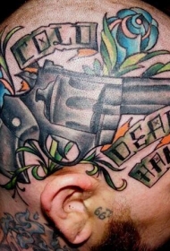 头部老派风格的彩色大手枪鲜花纹身