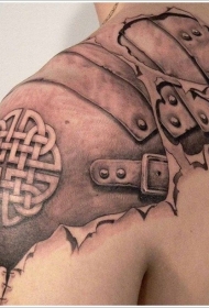 肩部盔甲与凯尔特结皮肤撕裂纹身图案