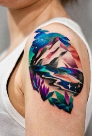 女性彩色肩膀山区花卉纹身图片