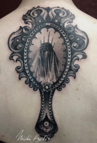 背部镜子与毛骨悚然的女人纹身图案