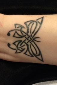 手腕黑色线条蝴蝶纹身图案