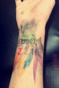 女生手臂上彩绘技巧泼墨纹身数字与英文纹身图片