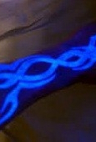 手臂荧光图腾纹身图案