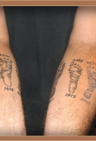 手臂小脚印和数字字母纹身图案