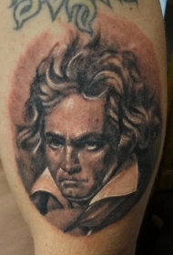 腿部插画风格的中世纪男子肖像纹身