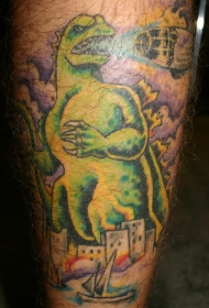 男性腿部彩色哥斯拉纹身图案