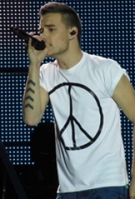 男生手臂上黑色线条几何元素创意纹身图片