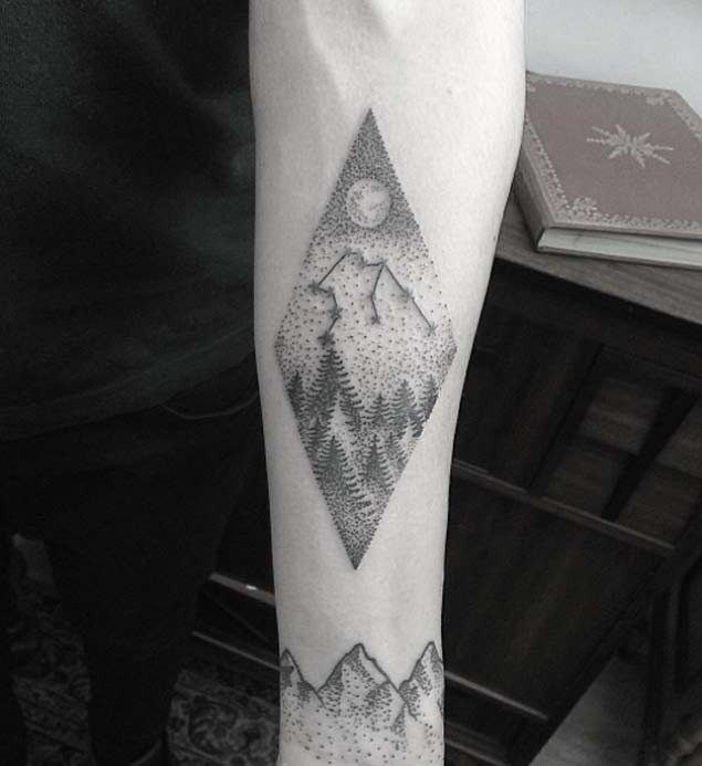 小臂微小的黑色星座符号与夜空山脉纹身图案