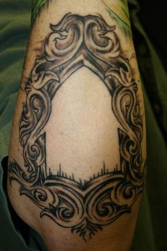 腿部棕色花体图腾纹身图案